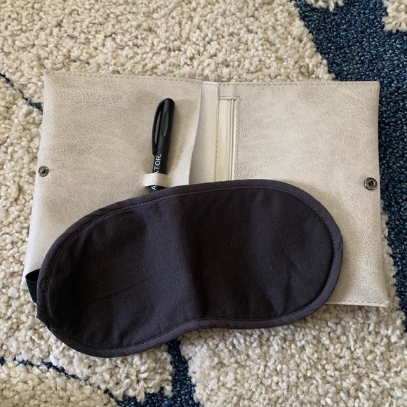 American Airlines passport holder with accessories - Picture 5 of 8